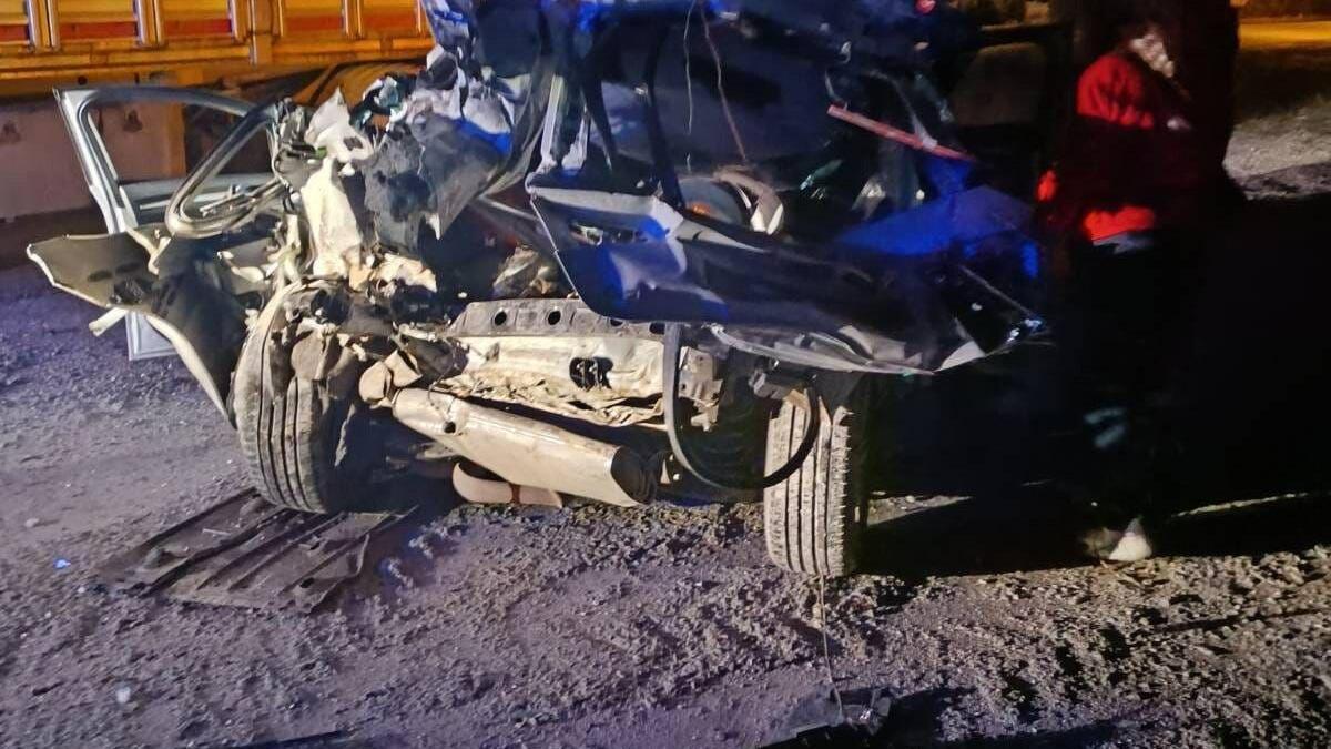 Otomobil, park halindeki TIRa çarptı: 1ölü, 1 yaralı