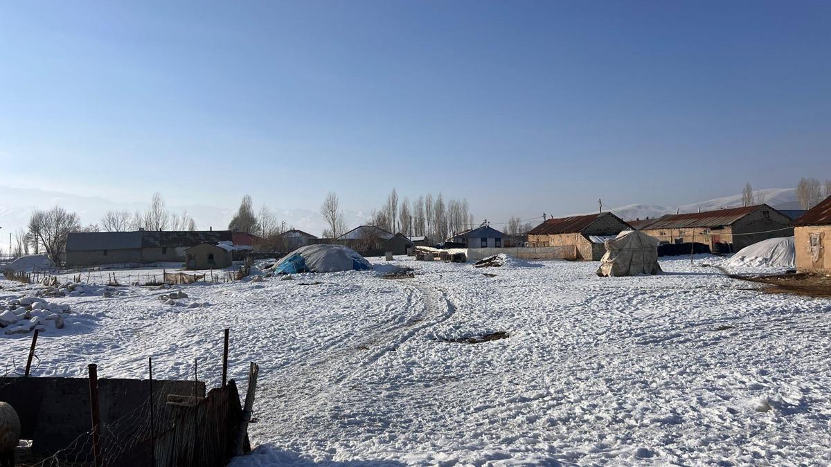 Hakkarinin bir ilçesinde dondurucu soğuk, diğerinde bahar havası