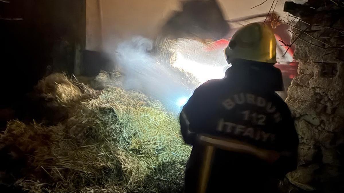 Yangında 2 bin balya saman zarar gördü