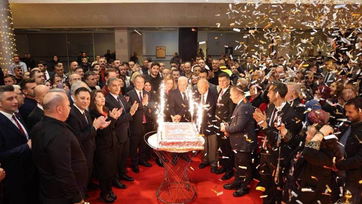 Bursa Büyükşehir Belediyesi personeli yeni yıl kutlamasında bir araya geldi