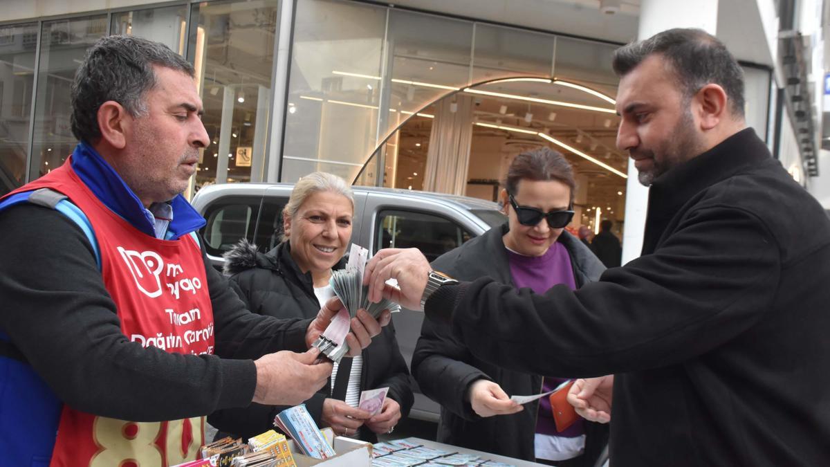 İzmirlilerden 800 milyon TLlik rekor ikramiyeli Milli Piyango yılbaşı biletlerine yoğun ilgi