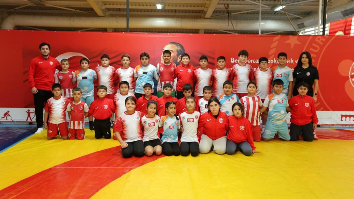 Geleceğin güreşçileri Kepezde yetişiyor