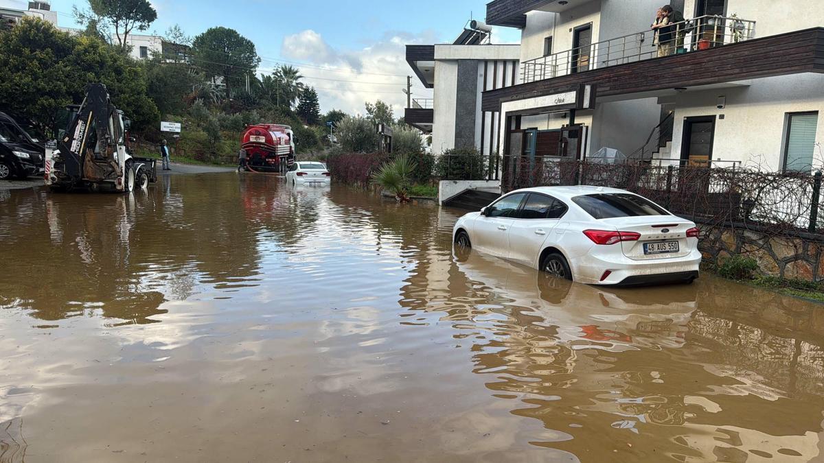Metrekareye 44,2 kilogram yağmur düştü! sokaklar g…