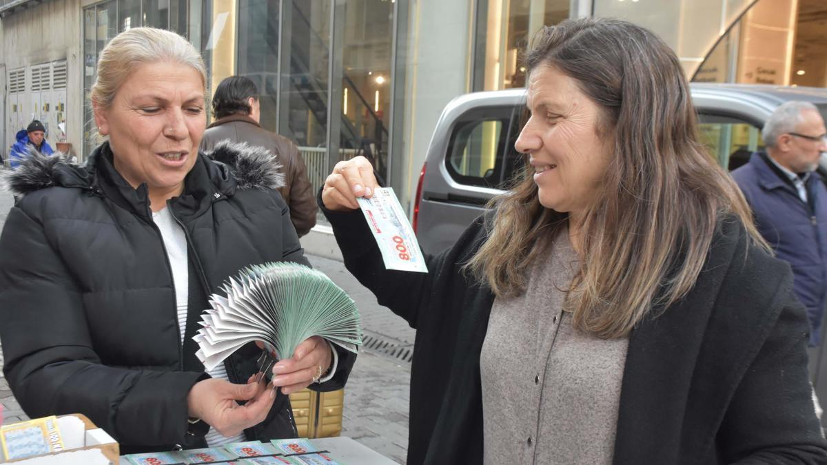 800 milyon TL'lik rekor ikramiyeli Milli Piyango yılbaşı biletlerine yoğun ilgi