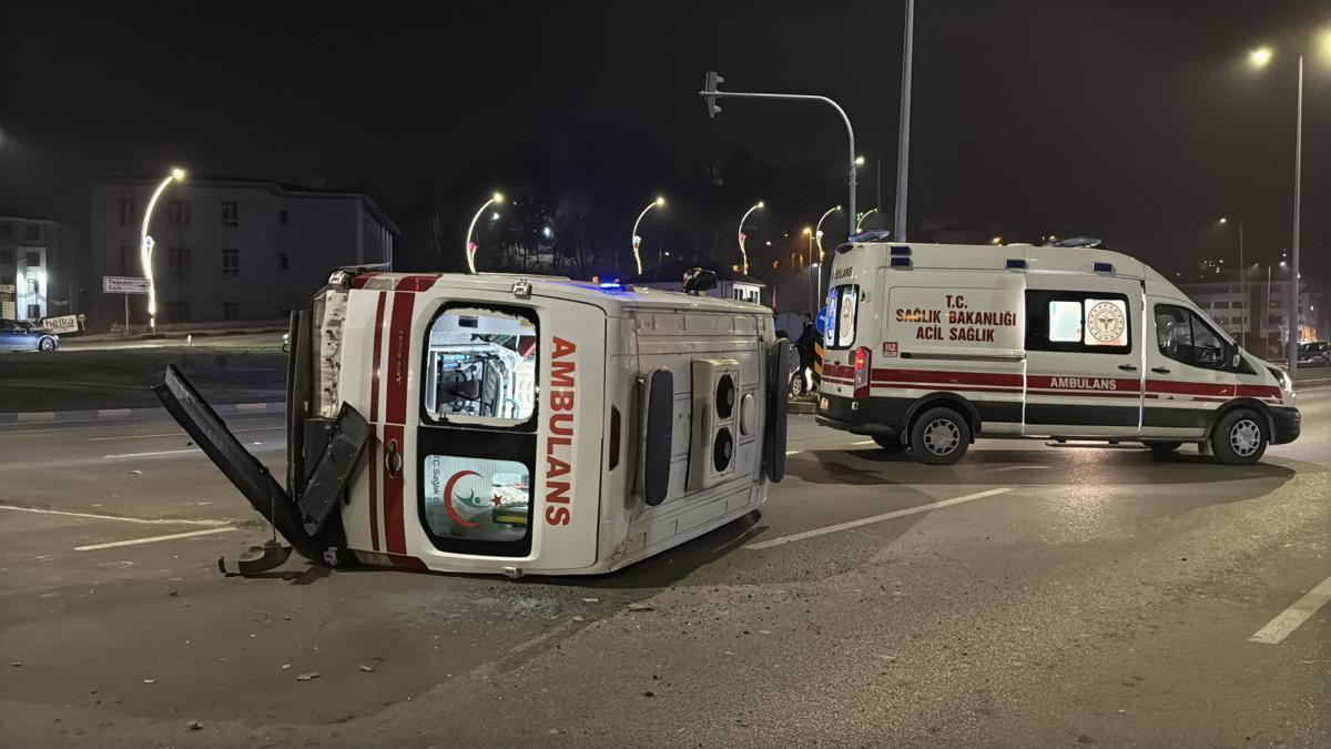 Otomobil ile çarpışan ambulans devrildi; 3 sağlık personeli yaralı