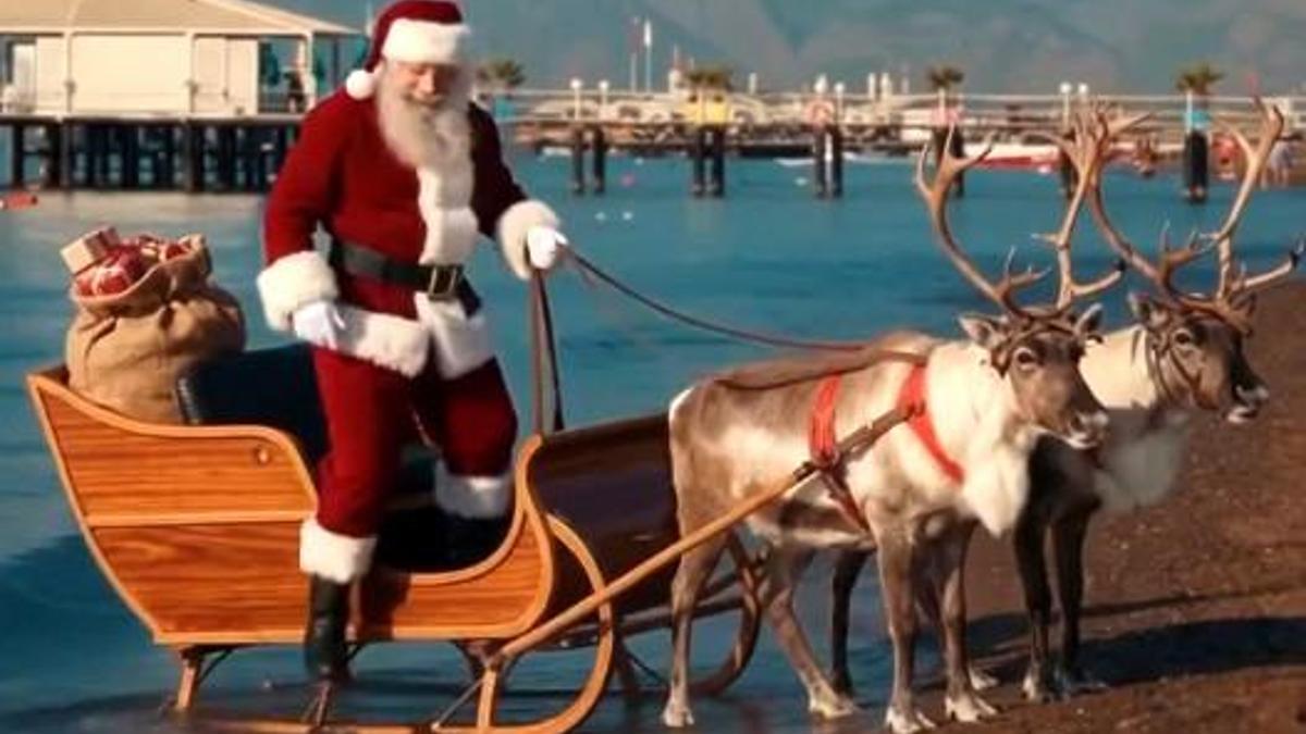 Antalyada Noel Babanın yapay zeka görselleri ve figürlerine ilgi