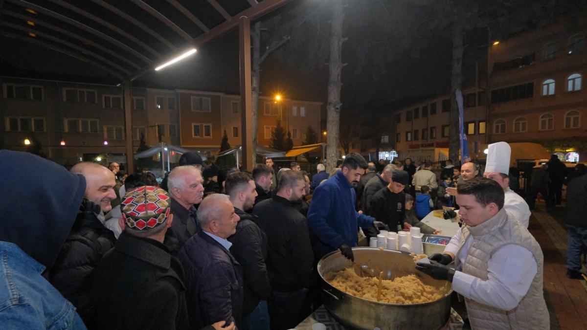 İnegöl Belediyesinden Regaip Kandilinde helva ikramı