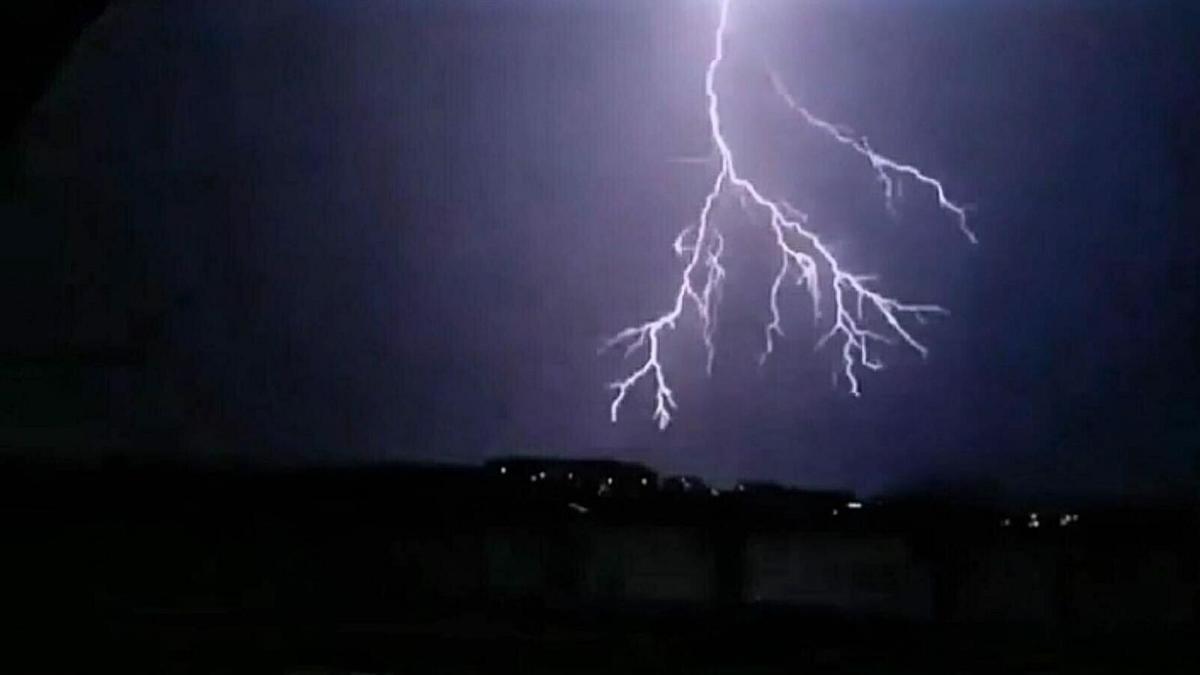 Kuşadası'nda geceyi şimşekler aydınlattı