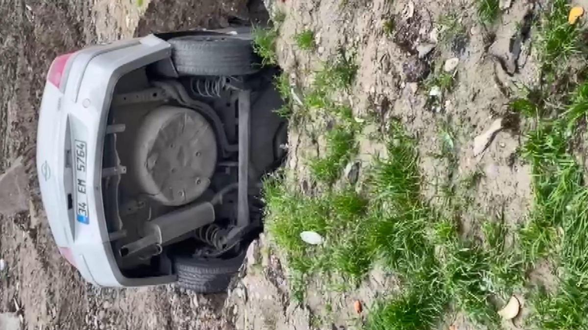 İstanbul- Esenyurtta park halindeyken arazide oluşan göçüğe düşen otomobilin sahibi: Bu arabadan çok çektim, üstünü gömün gitsin