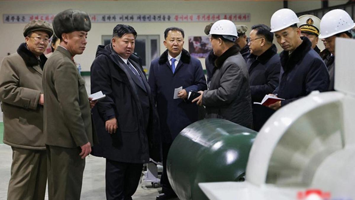 Kuzey Kore'den üst üste neyin mesajı? Önce nükleer denizaltı, şimdi de silah fabrikası