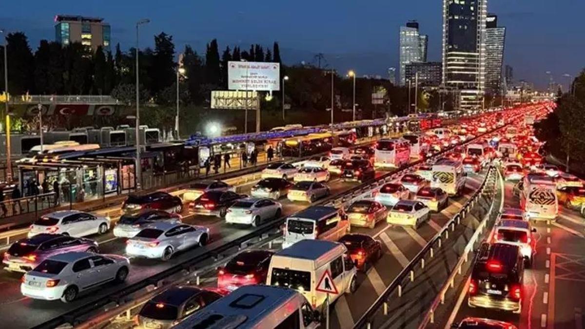 Bir İstanbul klasiği: Trafik çilesi! Yoğunluk yüzde 83'e çıktı