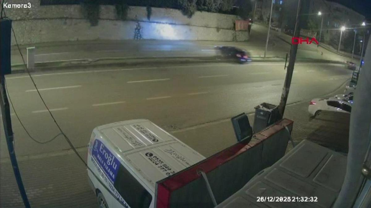 Takla atan otomobil direğe çarptı: O anlar kamerada!