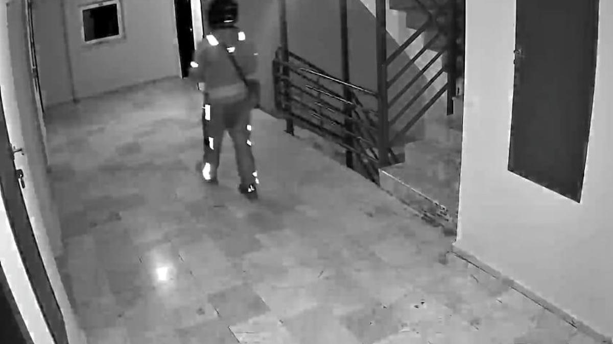 O anlar saniye saniye kameraya yansıdı! Kuryenin rezaleti ortaya çıktı