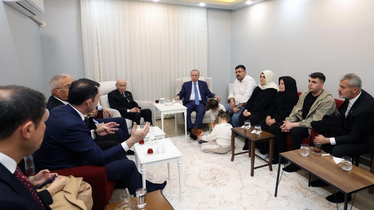 Cumhurbaşkanı Erdoğan ve Bahçeli, Hatayda depremzede aileyi ziyaret etti