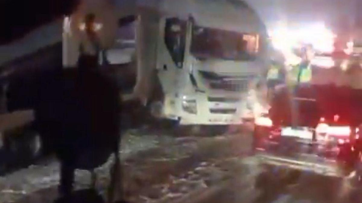 Yoğun kar yağışı zincirleme kazaya neden oldu! Bolu Dağı'nda 6 araç birbirine girdi