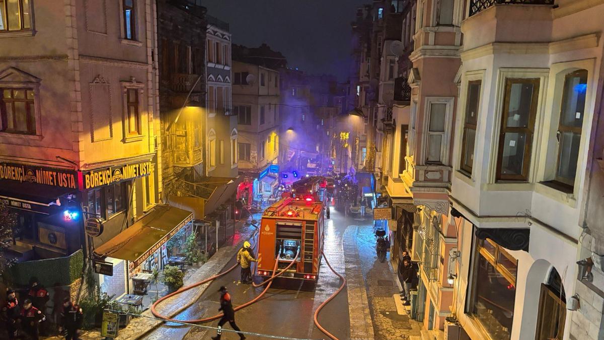 Beyoğlunda 4 katlı binada yangın! Çatıya sığınarak kurtuldular