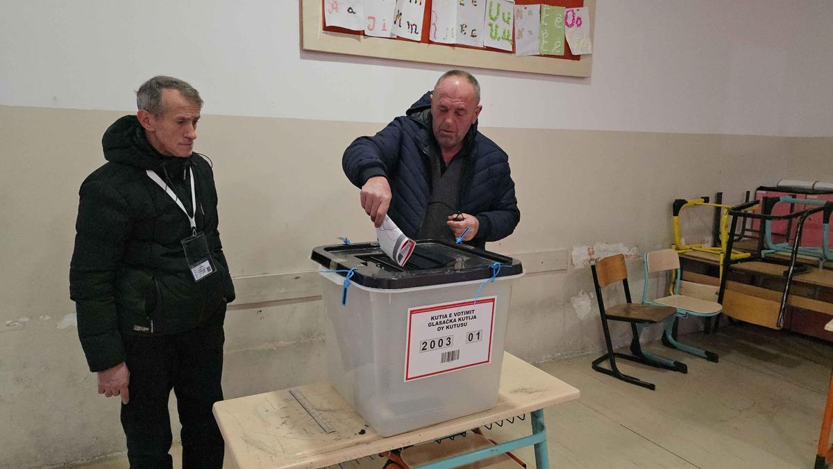 Kosova'da halk erken seçimler için sandık başında