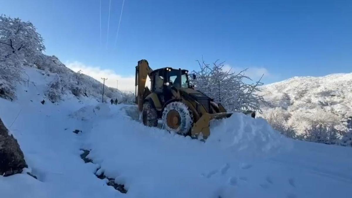 Batmanda kar ve heyelan nedeniyle 112 yerleşim yerinin yolu kapandı