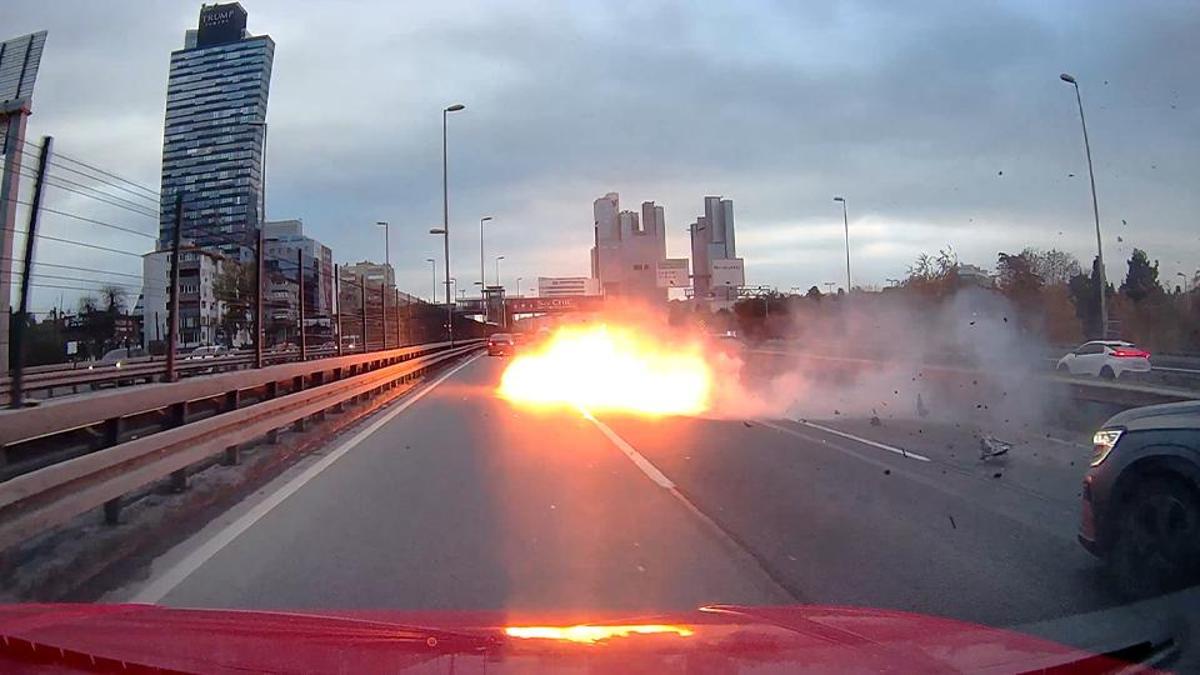 Saniye saniye dehşet: Ölüme makas! Araç alev aldı, motor yola fırladı