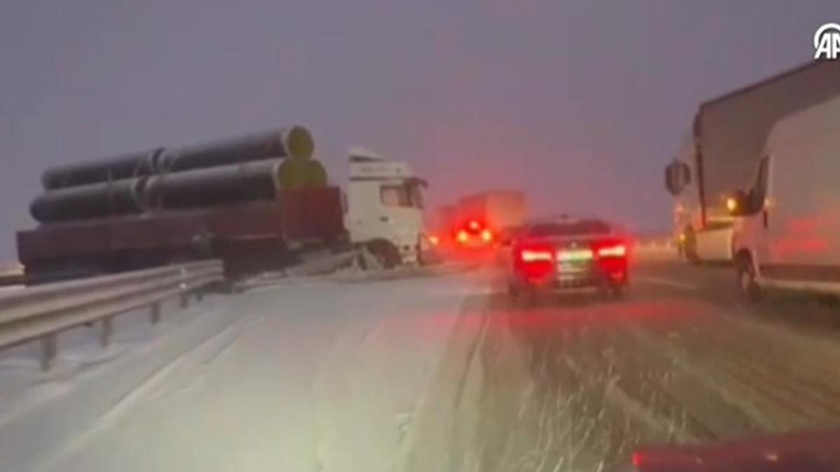 Yollar buz pistine döndü! Yoğun kar yağışı trafik kazalarına neden oldu