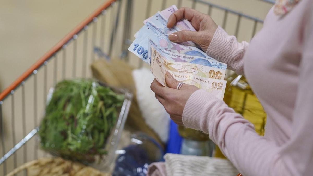 Raftaki fiyatı ödeyin! Müşteri itiraz etti, market kabul etmedi