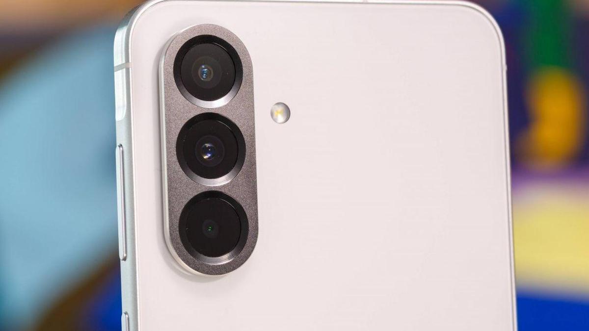 A serisine amiral gemisi dokunuşu