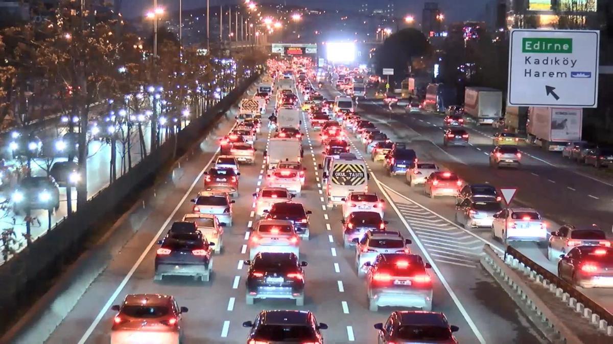 İstanbul - İstanbul'da haftanın ilk iş gününde trafik yoğunluğu