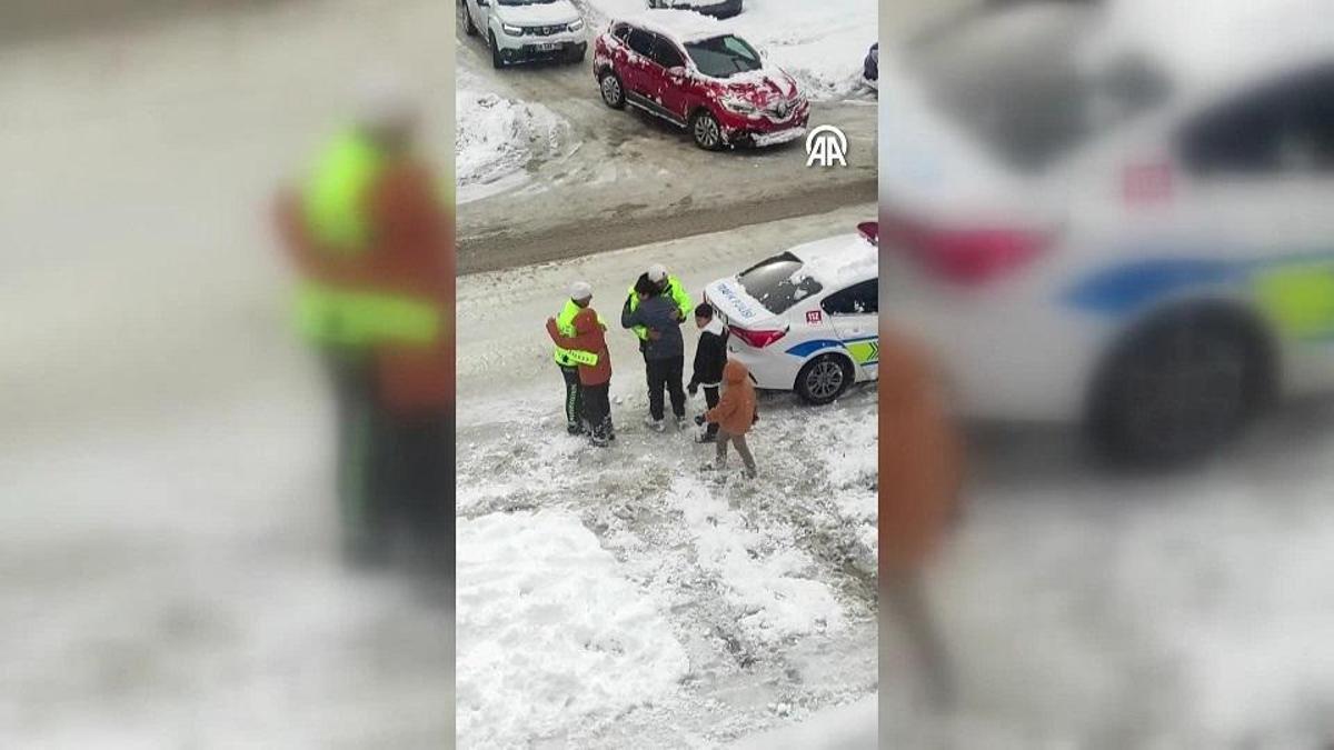 Vanda beyaz örtü eğlenceye dönüştü! Polisler çocuklarla kar topu oynadı
