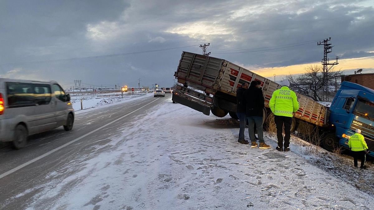 Nevşehir'de TIR şarampole devrildi; kaza kamerada