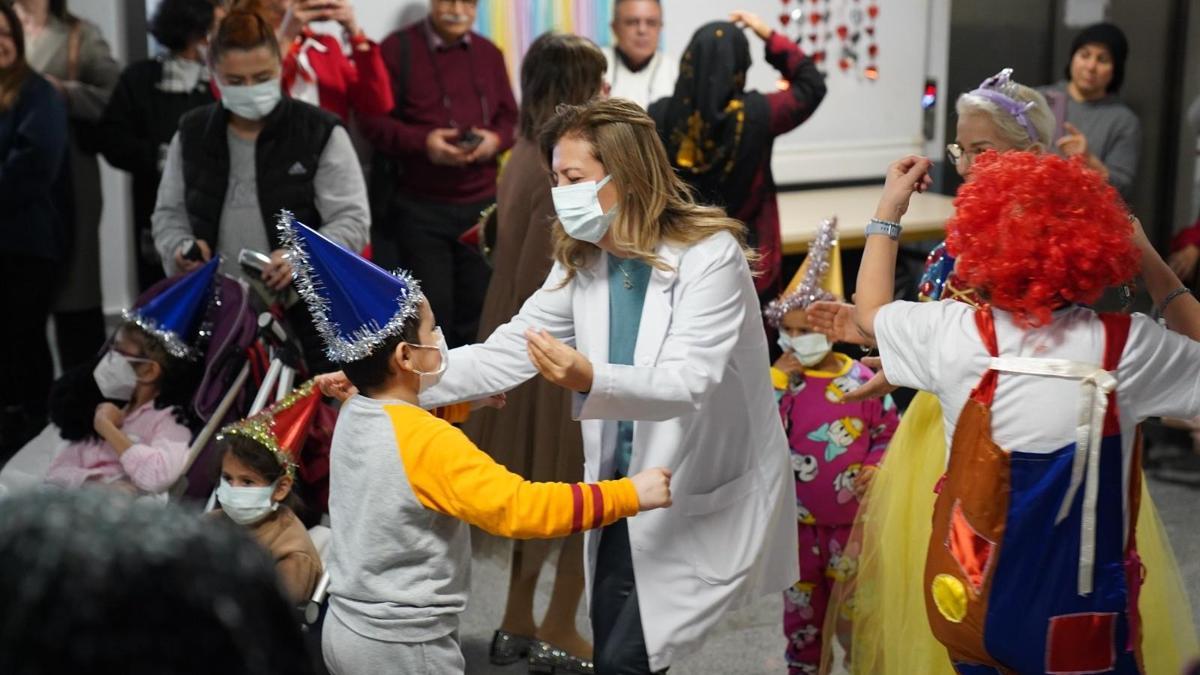 Adanada onkoloji hastası çocuklara yılbaşı eğlencesi