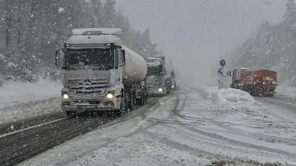 Bolu Dağı geçişinde yoğun kar yağışı ve tipi etkili oluyor