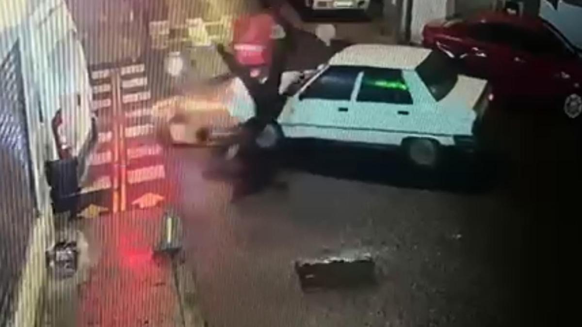 Kazadan sonra yerde yatan sürücüyü kontrol edip olay yerinden kaçtı; o anlar kamerada