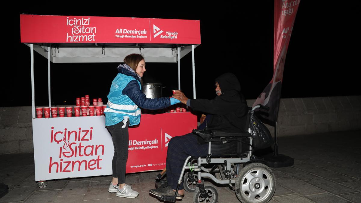 Yüreğir Belediyesinden vatandaşlara sıcak çorba ikramı