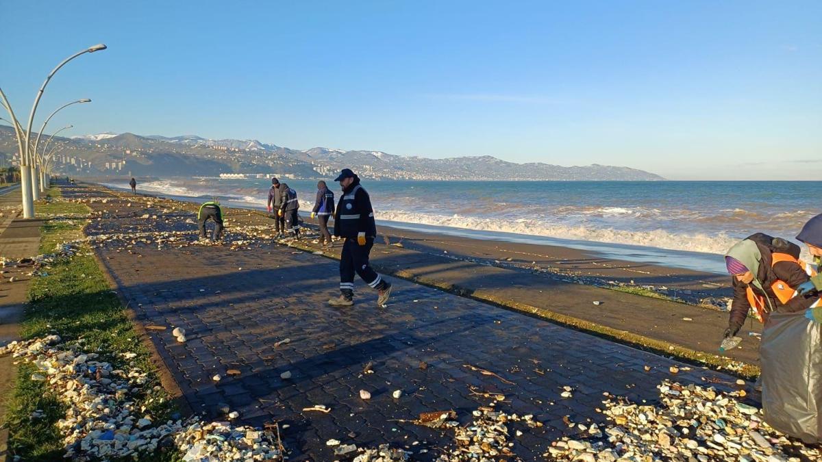 Trabzon'da fırtınanın sahile taşıdığı atıklar temizlendi