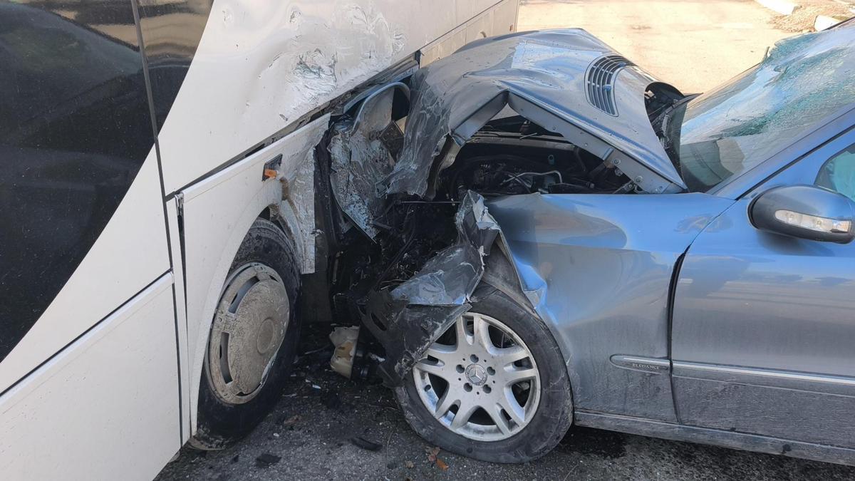 Kütahyada otomobil park halindeki işçi servisine çarptı: 2 yaralı