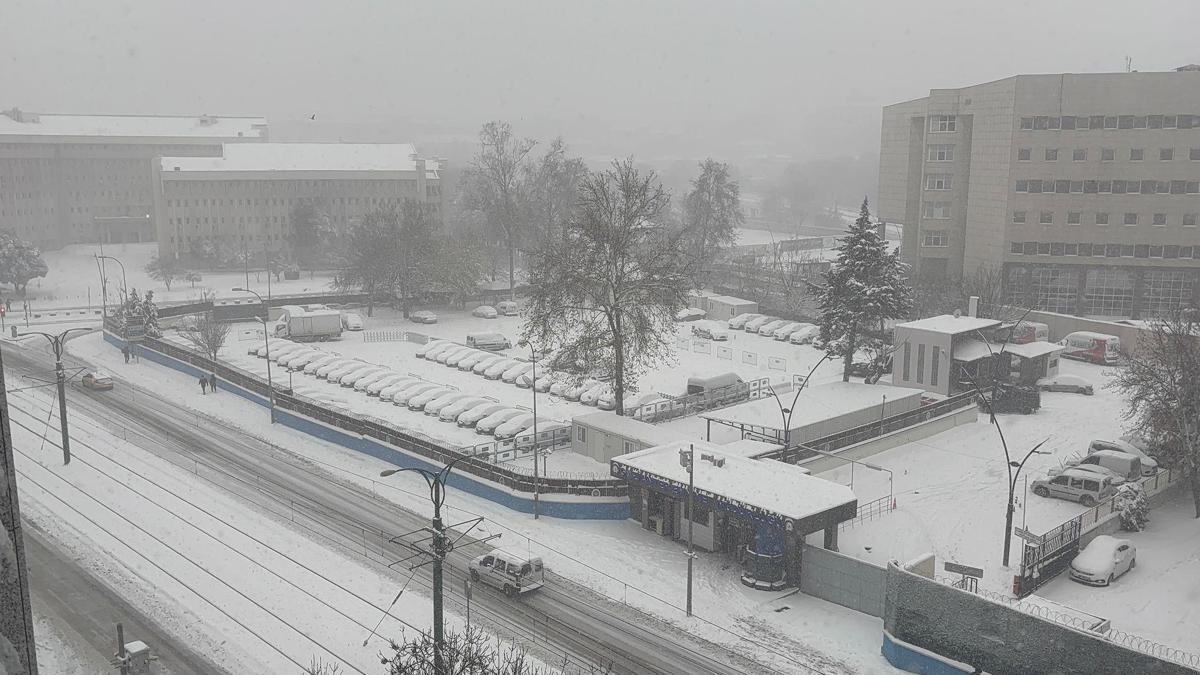 Kar uçuşları vurdu: Öğle saatlerine kadar iptal edildi