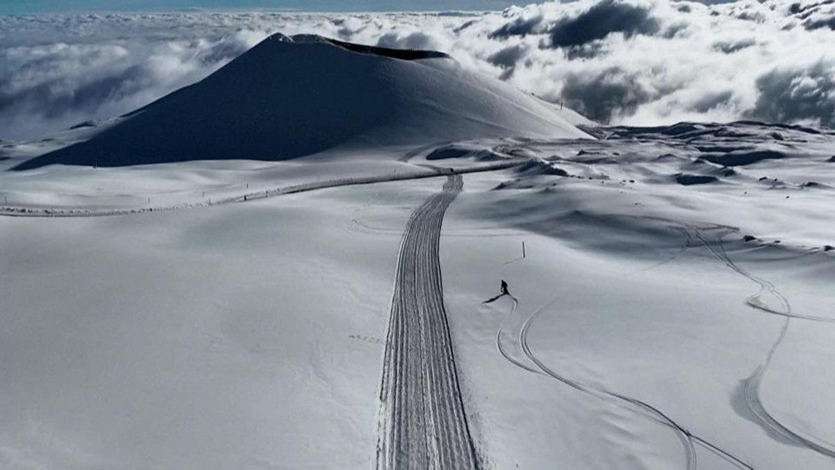Lavların gölgesinde kayak! Patlayan Etna'dan aşağı süzüldü