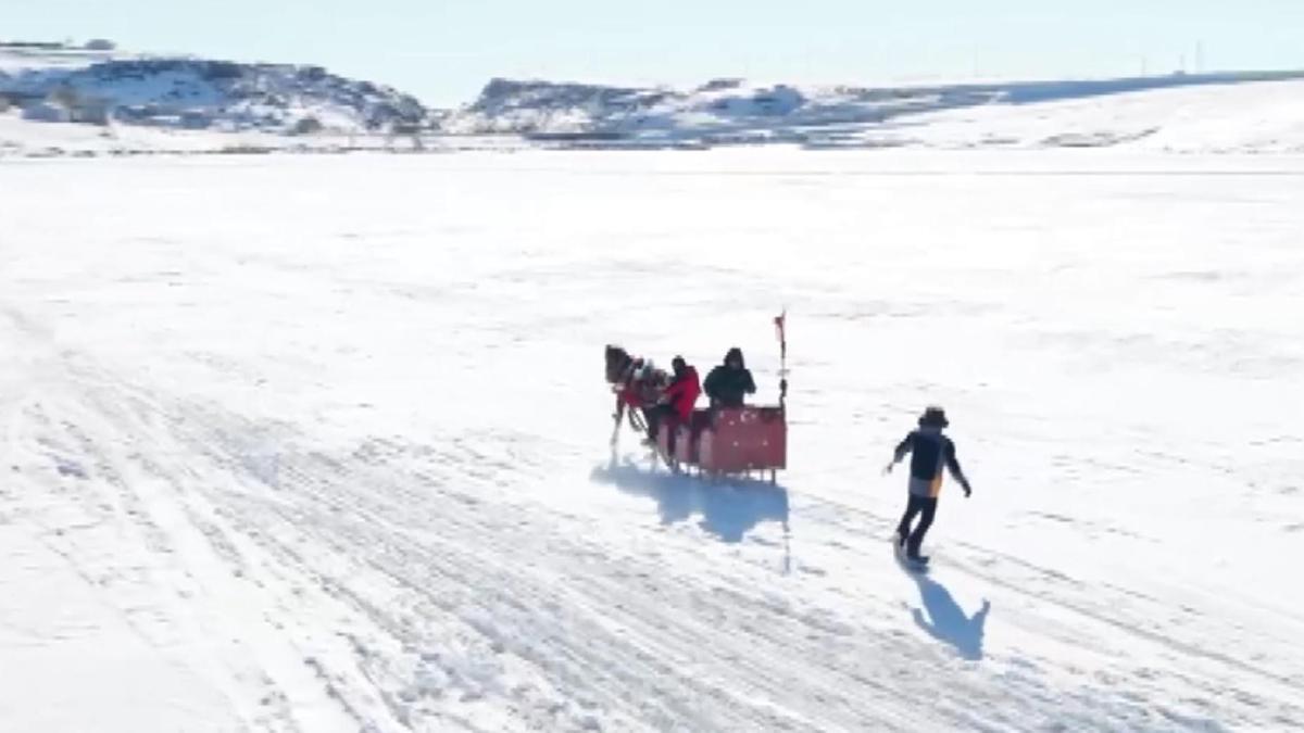 Çıldır Gölü'nde atlı kızakla snowboard