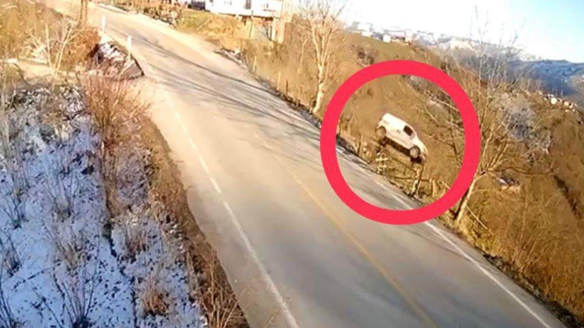 Hafif ticari aracın fındık bahçesine uçtuğu kaza kamerada