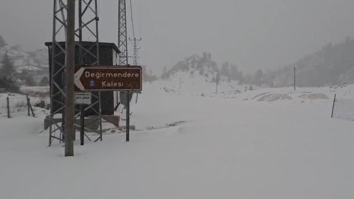 Kadirli'nin yüksek kesimlerine kar yağdı