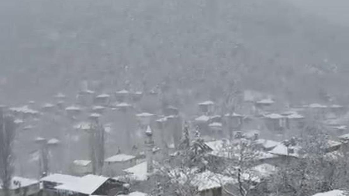 Adana'nın yüksek kesimlerine kar yağdı