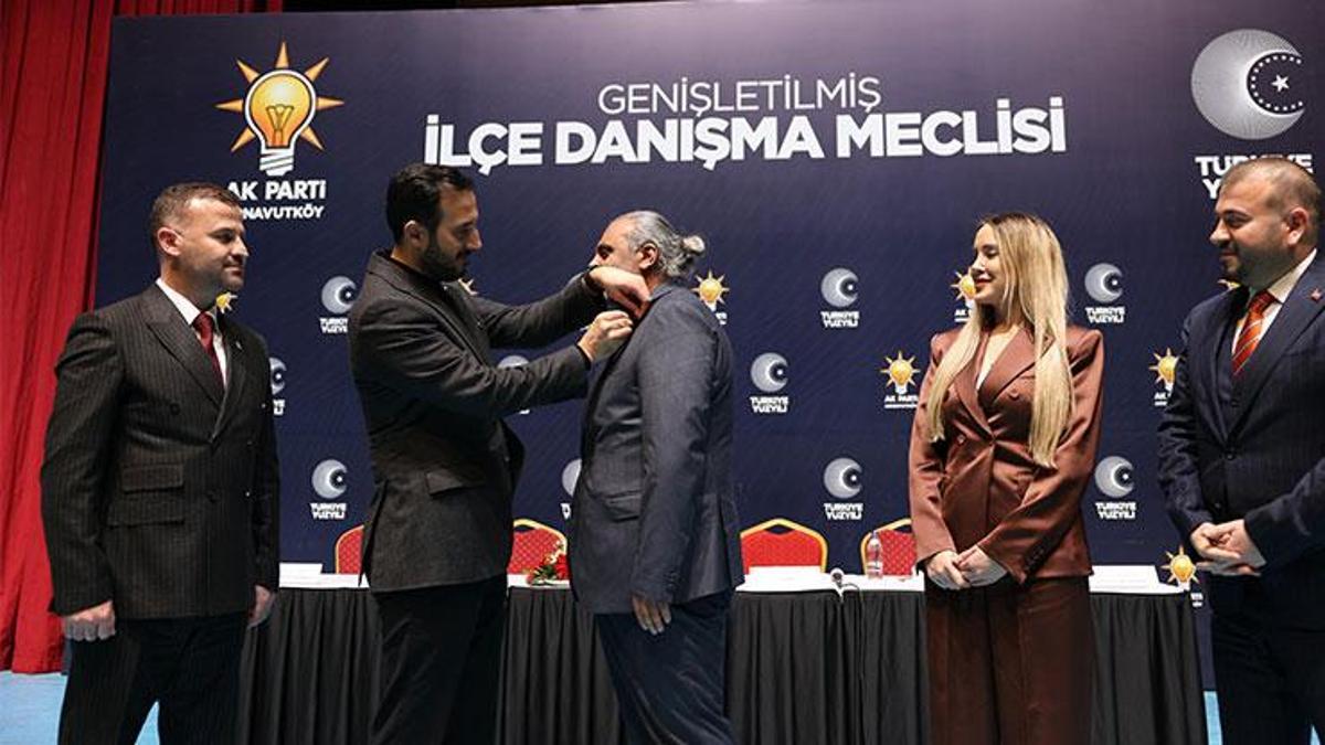 Aralarında meclis üyeleri de var: CHP'den istifa edip AK Parti'ye katılanlara rozetleri takıldı