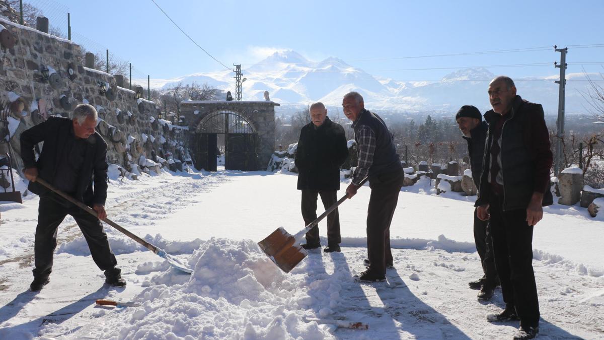 Yazın serinleyebilmek için sürdürdükleri 5 asırlık gelenekte, ilk karlar kuyulara atıldı