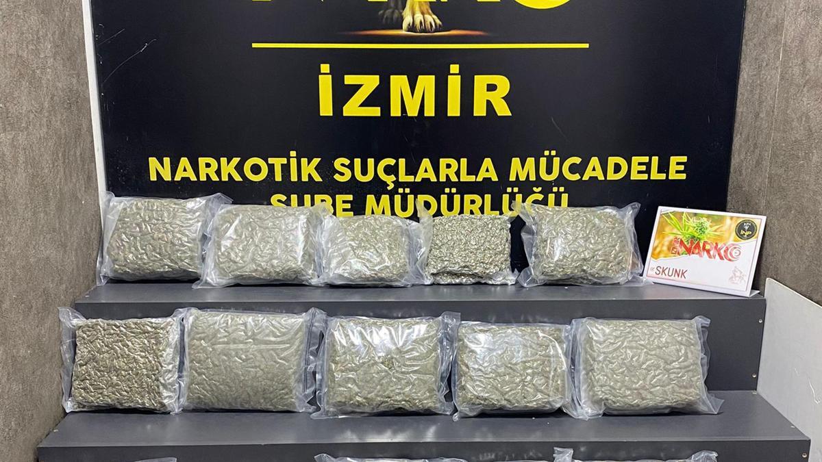 İzmir'de durdurulan araçta 21 kilo skunk ele geçirildi