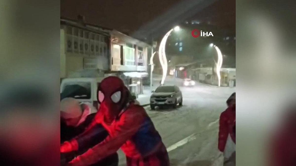 Karlı havada mahsur kaldı, Örümcek Adam imdadına yetişti!