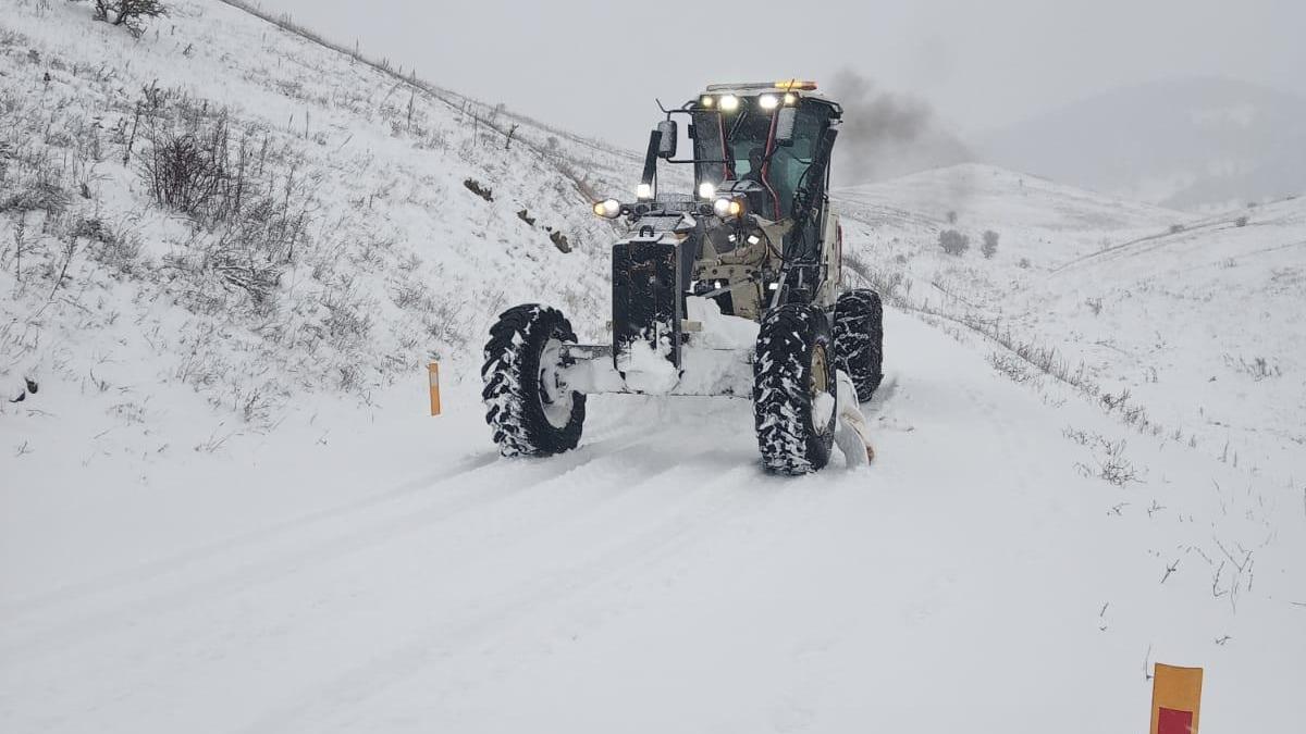 Amasyada 28 köy yolu kardan kapandı