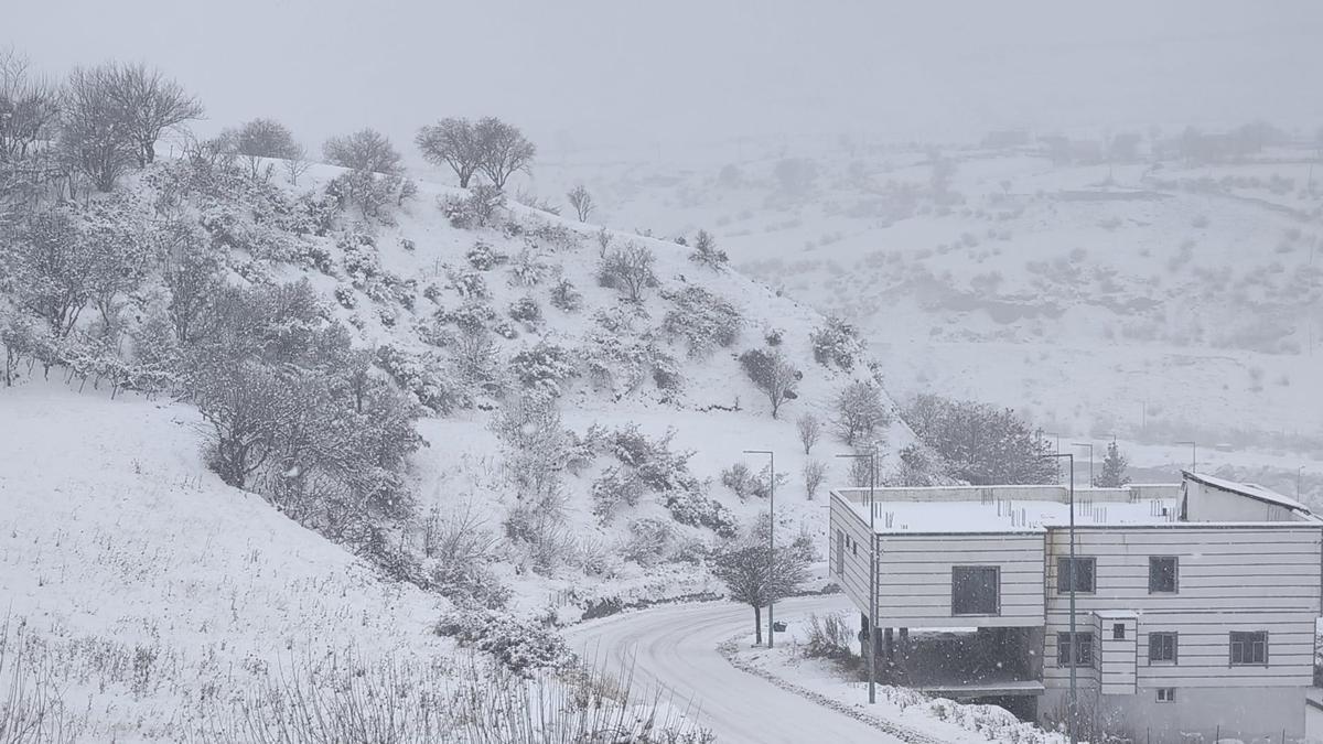 Batman'da 203 yerleşim yerinin yolu kardan kapandı