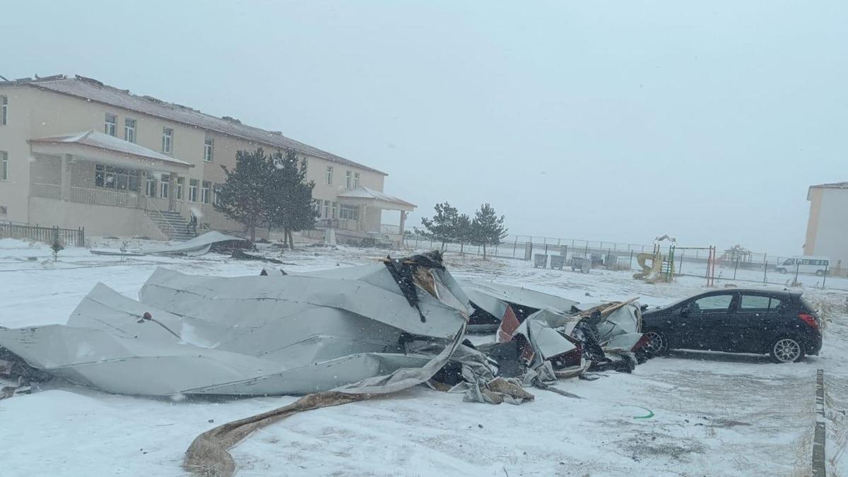 Ardahanda kar ve tipi: Ilgar Geçidi ulaşıma kapandı, pansiyonun çatısı uçtu