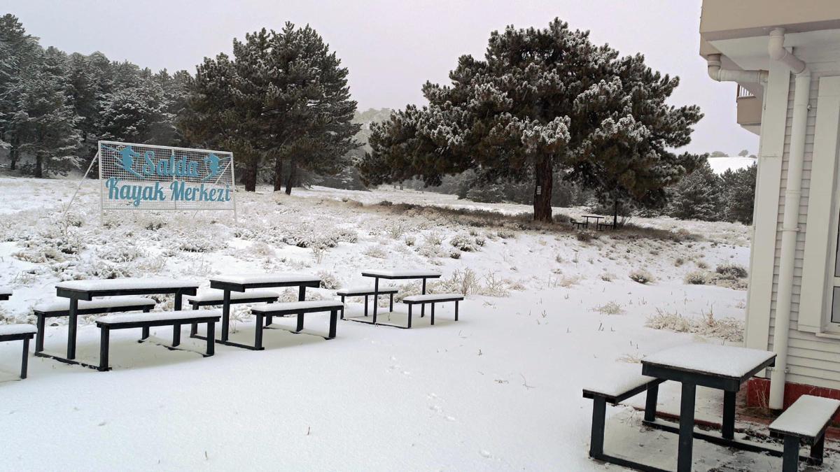 Salda'ya mevsimin ilk karı yağdı