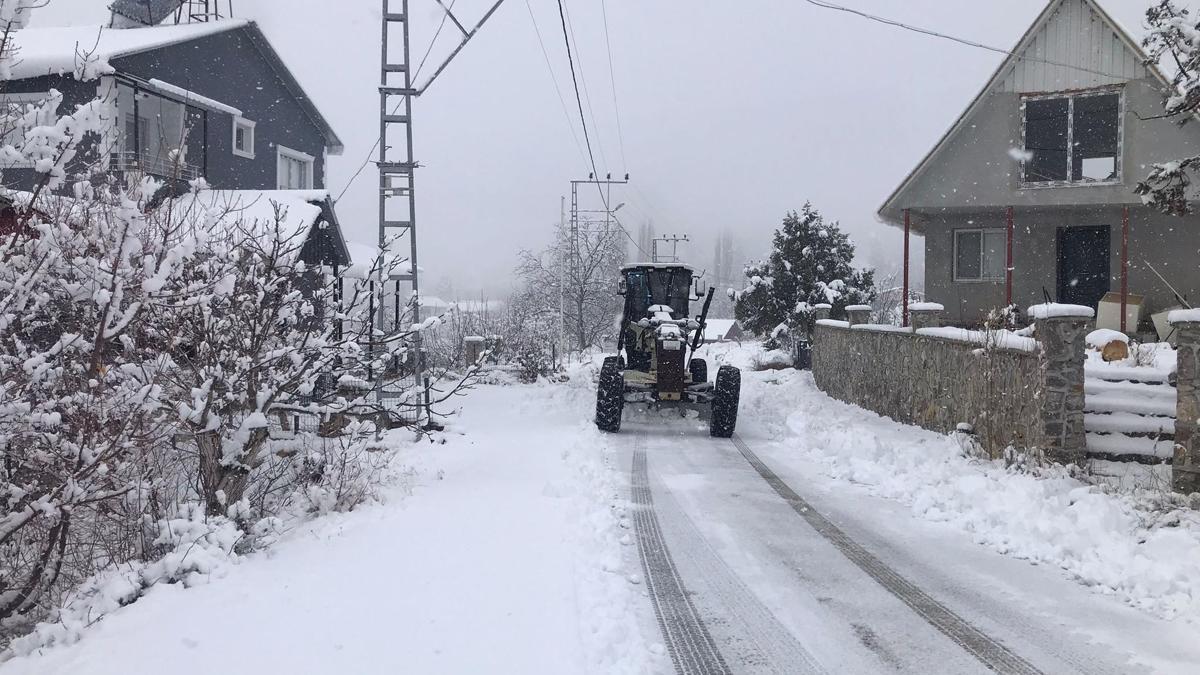 Toroslar Belediyesi'nden karla kapanan yollara müdahale